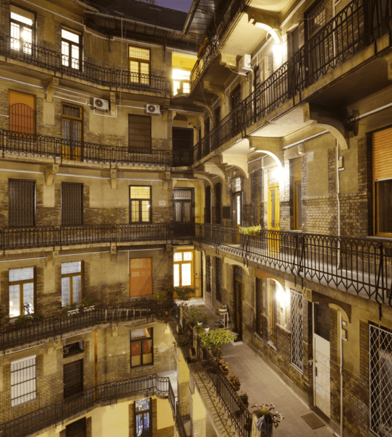 Belvárosi bérház körfolyósóval