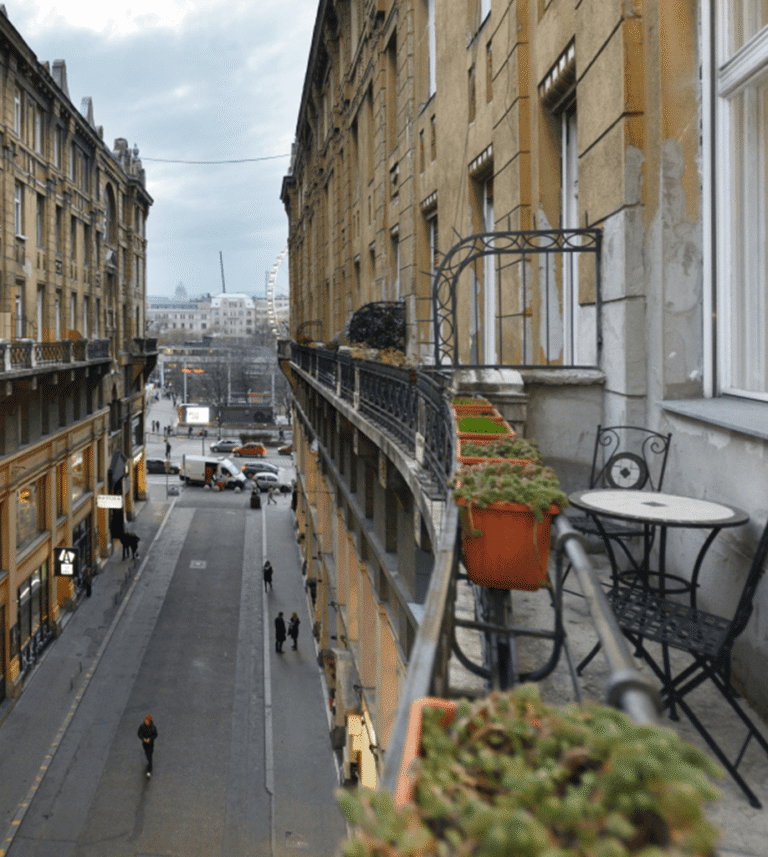 Anker köz, kilátás az erkélyről